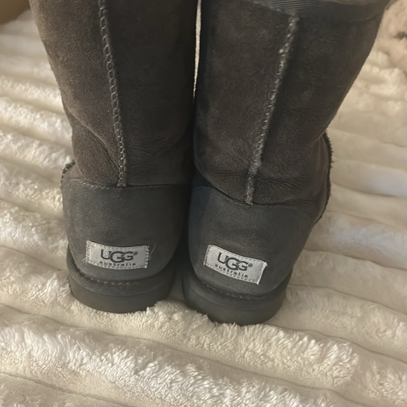 women’s classic short grey Uggs - Picture 4 of 7